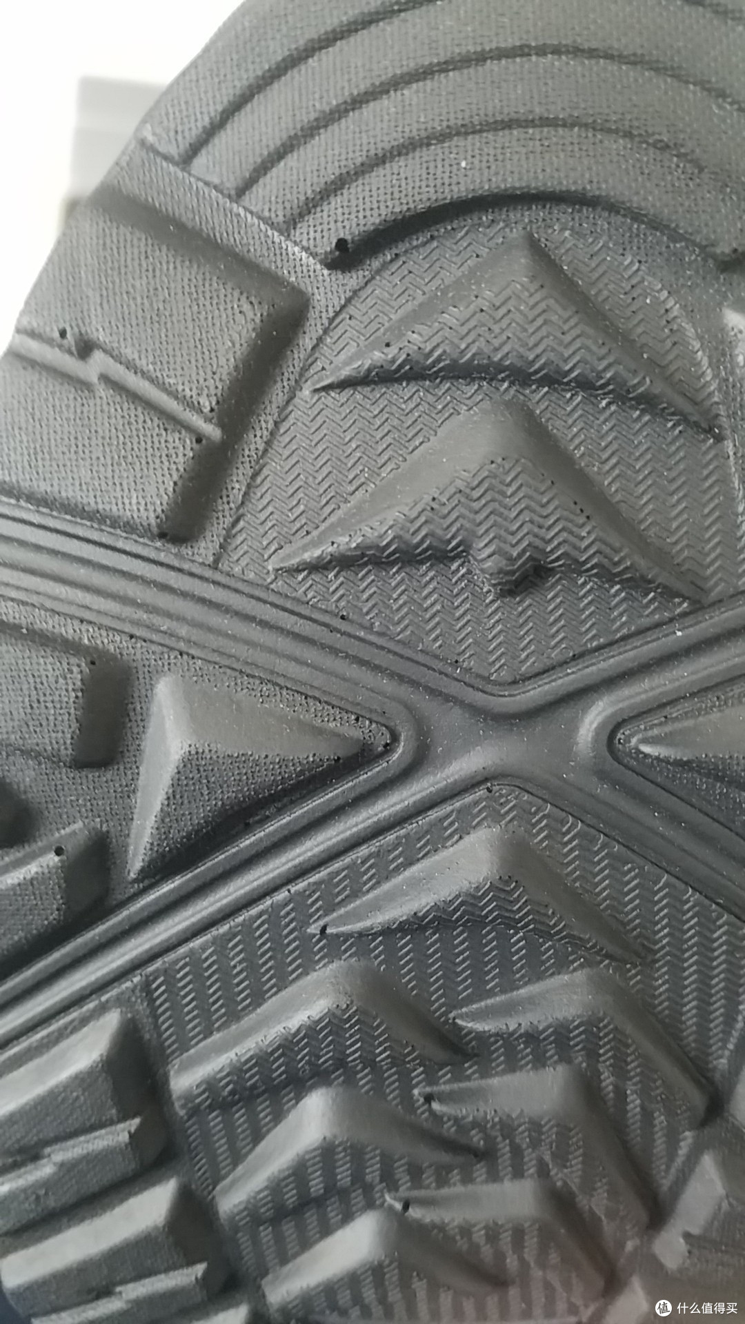 这个鞋底有很多的小眼小洞，可能制作工艺太差？
