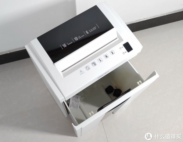 得力9954 高保密碎纸机外观展示(轮子|按键|纸屑桶)