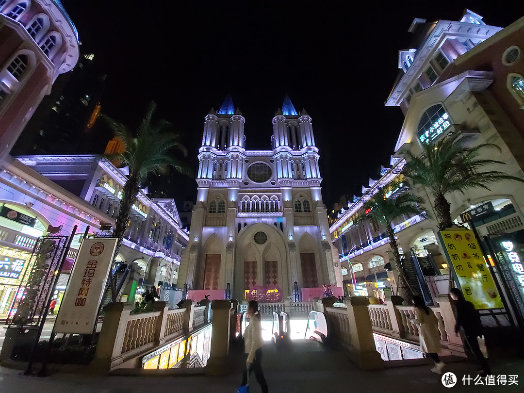 广角建筑灯光夜景（近），f2.2光圈保证了天空的深邃与纯净，灯光不过曝