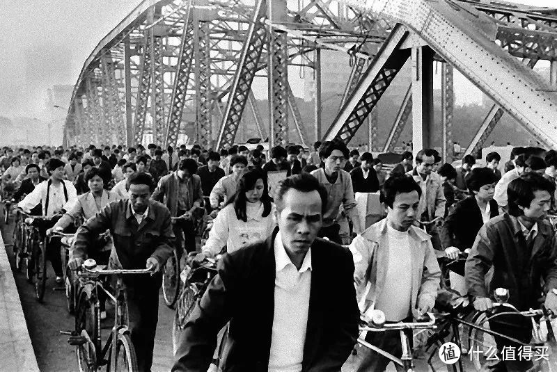 1986 广东广州 每天早上推着单车走上海珠桥的人流