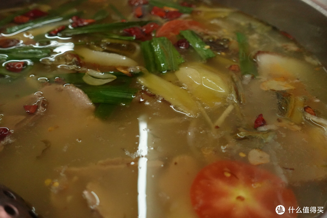 不少于6种天然酸味食材熬成的酸汤汤底