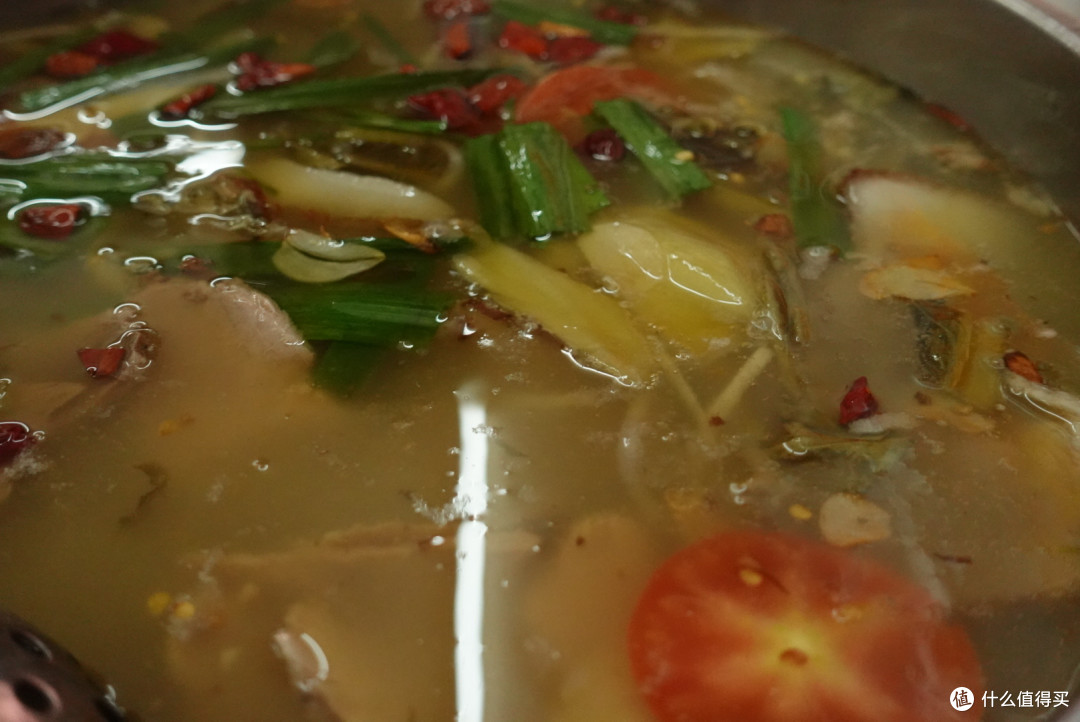 不少于6种天然酸味食材熬成的酸汤汤底