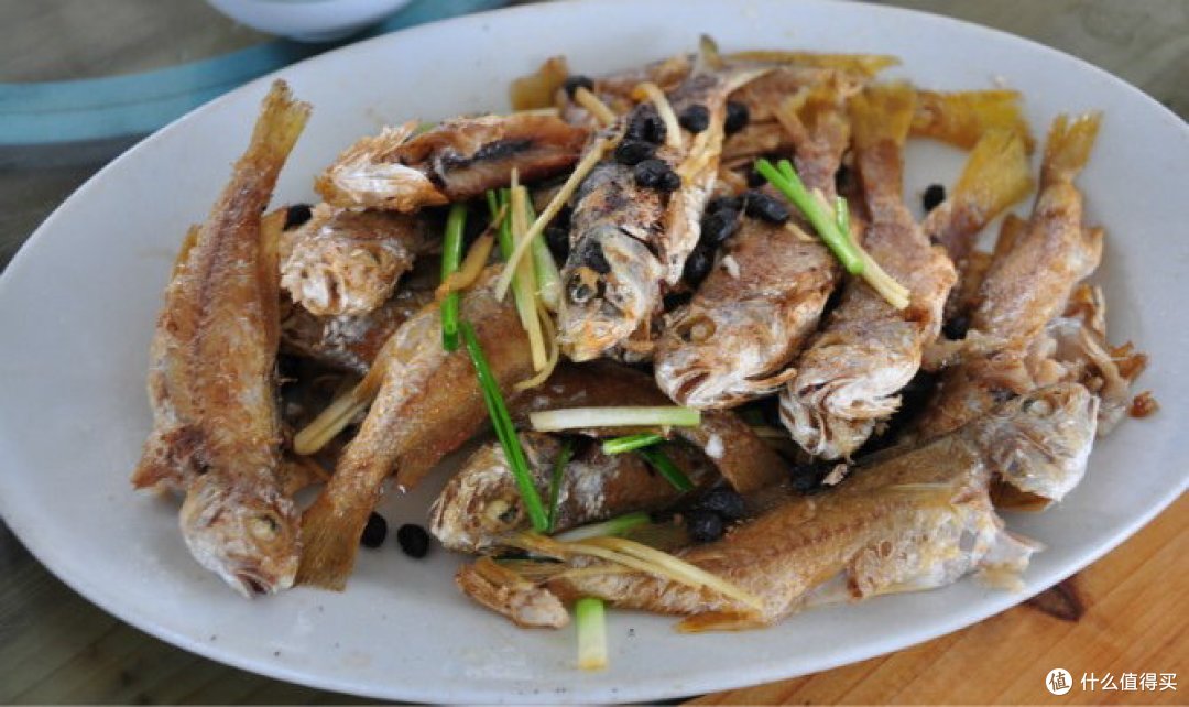 香煎杂鱼，孩子都喜欢吃煎炸的菜色，这个基本是孩子消灭了，煎到骨头都酥脆，整条都可以吃进肚子