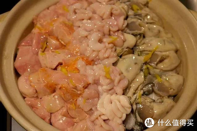 元祖痛风锅：图片来自百度文章《最暴力的日本美食——“痛风锅”》，作者：吃饱了撑的