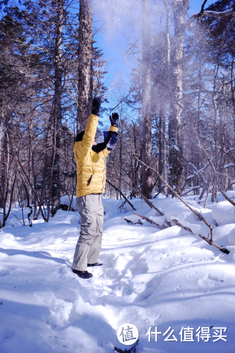 他不管是登山、滑雪还是徒步都是这一套