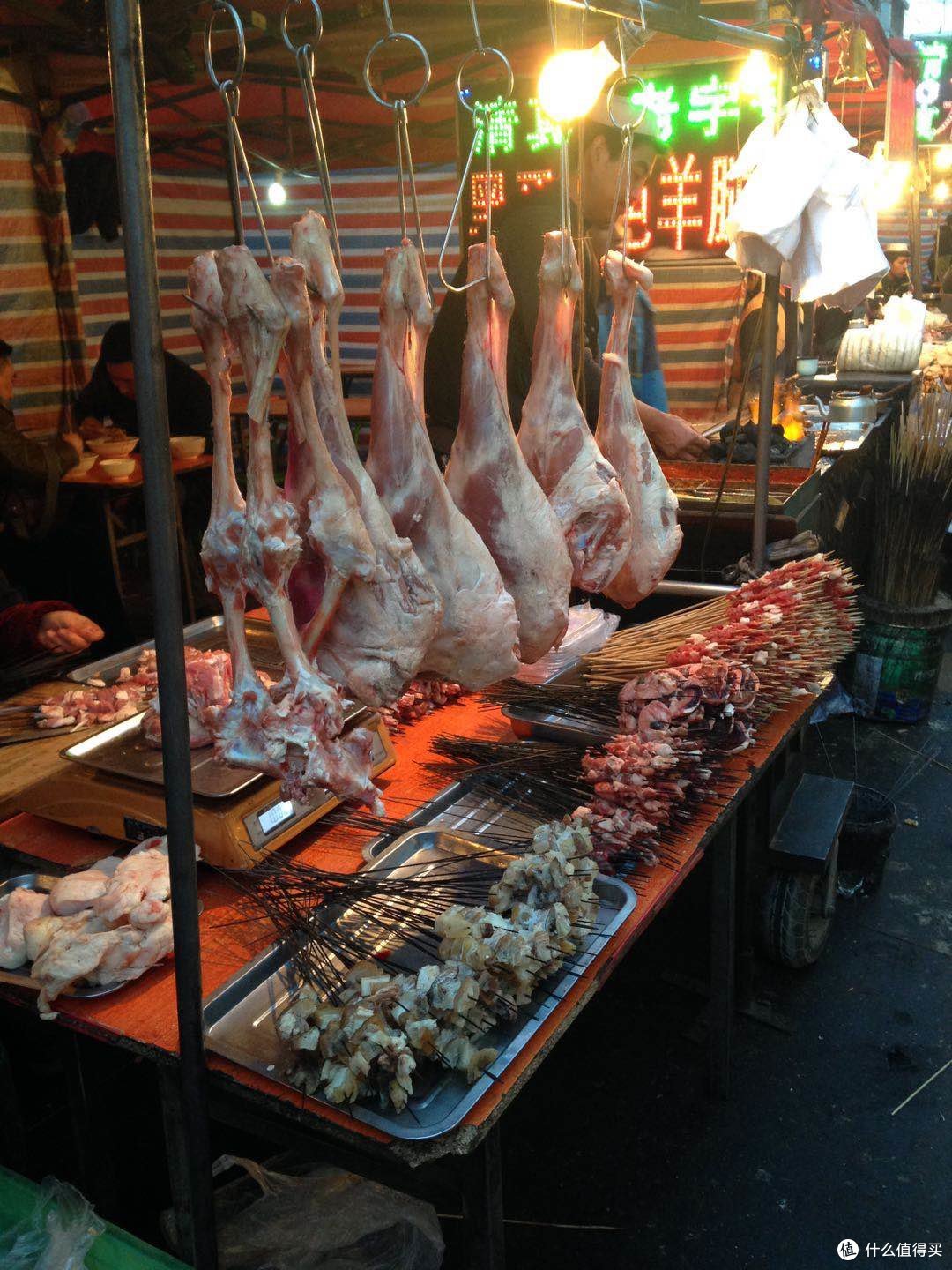 在热闹的夜市,烤肉摊总是最红火的存在.