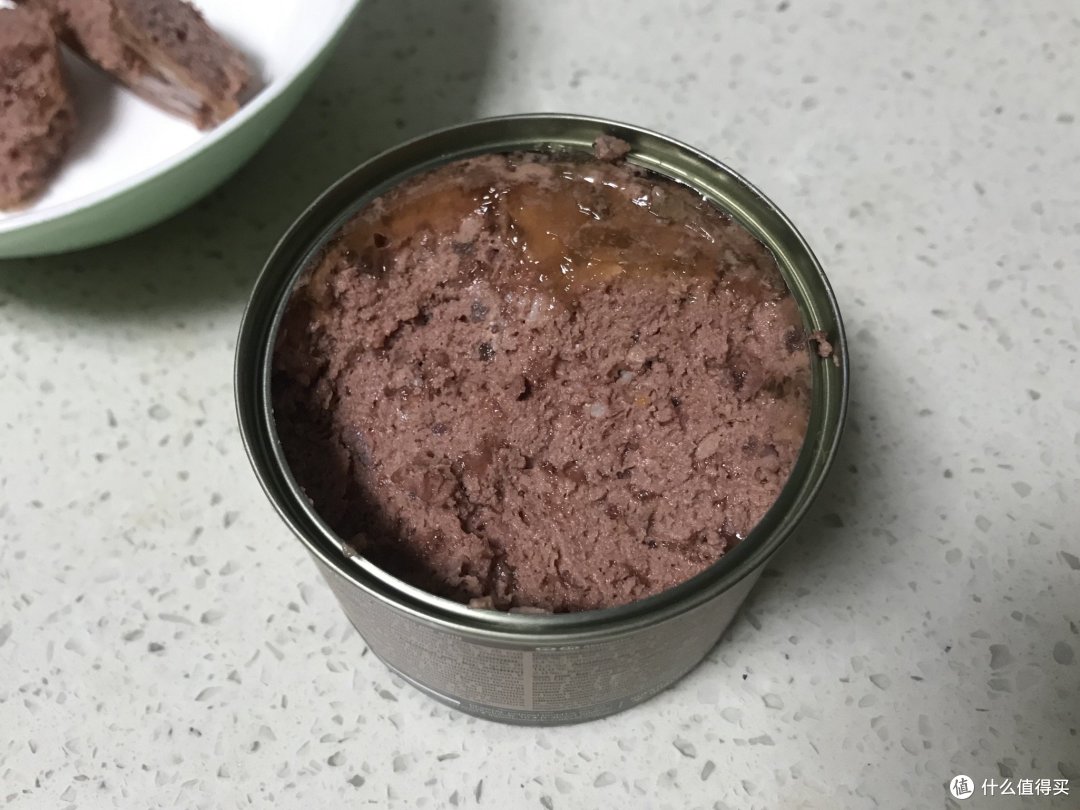 可以看到肉质依旧很细腻，胶质都集中在表面和罐身上薄薄的一层，我觉得蛮少的了~而且其中应该混合着肉汤