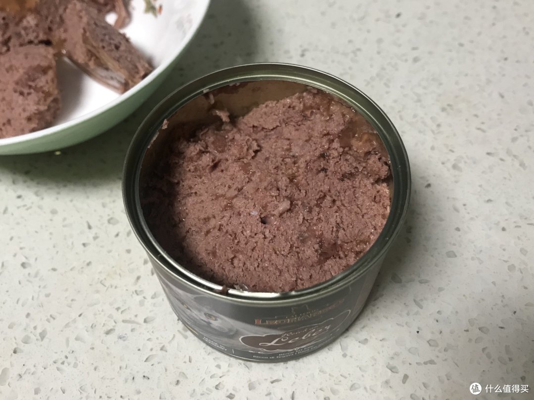 再往里面挖就就没有什么胶质了，都是很清爽的肉，感觉很不错~这罐虽然是肝脏味，但却看不到什么成型的内脏，成份里面有25%的肝