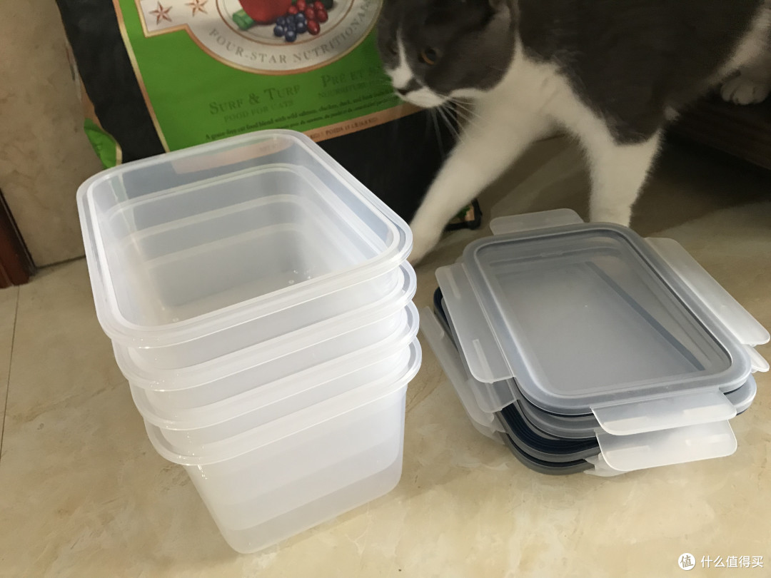 如果不是多猫家庭或者是吃开的，千万不要因为大包的看起来便宜就买了大包的，如果只有1只猫，最好买小包，不然很容易浪费或者放太久变得不新鲜，反而不划算了