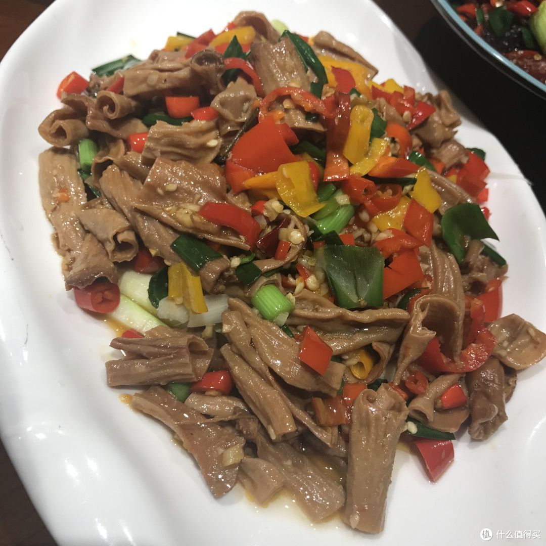 主打湘菜的轻商务餐厅与苍蝇馆子的不公平对决