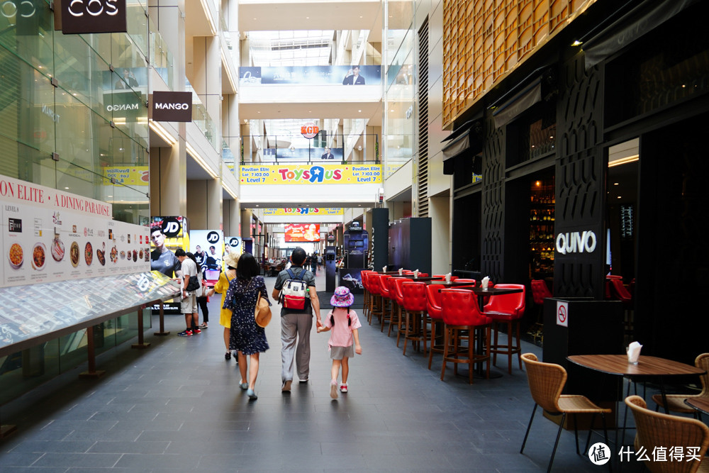 酒店过马路往前走几十米，就是柏威年的这条“咖啡简餐一条街”了，继续顺着走！