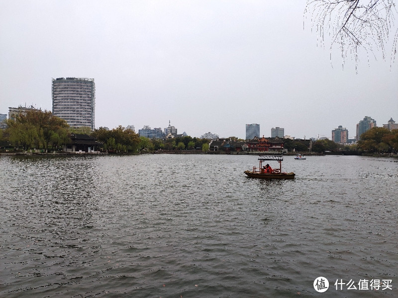 月湖景区是我最喜爱的宁波景点之一。一方面是湖水与两岸的景致，一方面是建筑传承的文化与历史。