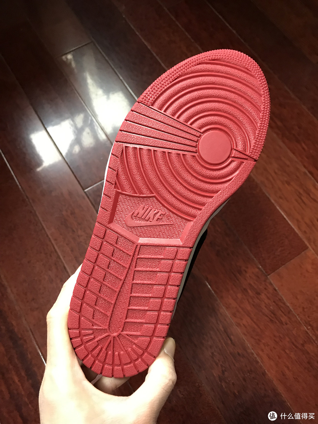 一脚蹬的AIR JORDAN 1 LOW SLIP NRG 女子运动鞋