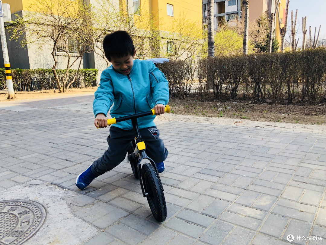 柒小佰滑步车凭啥独得小伙子的恩宠?