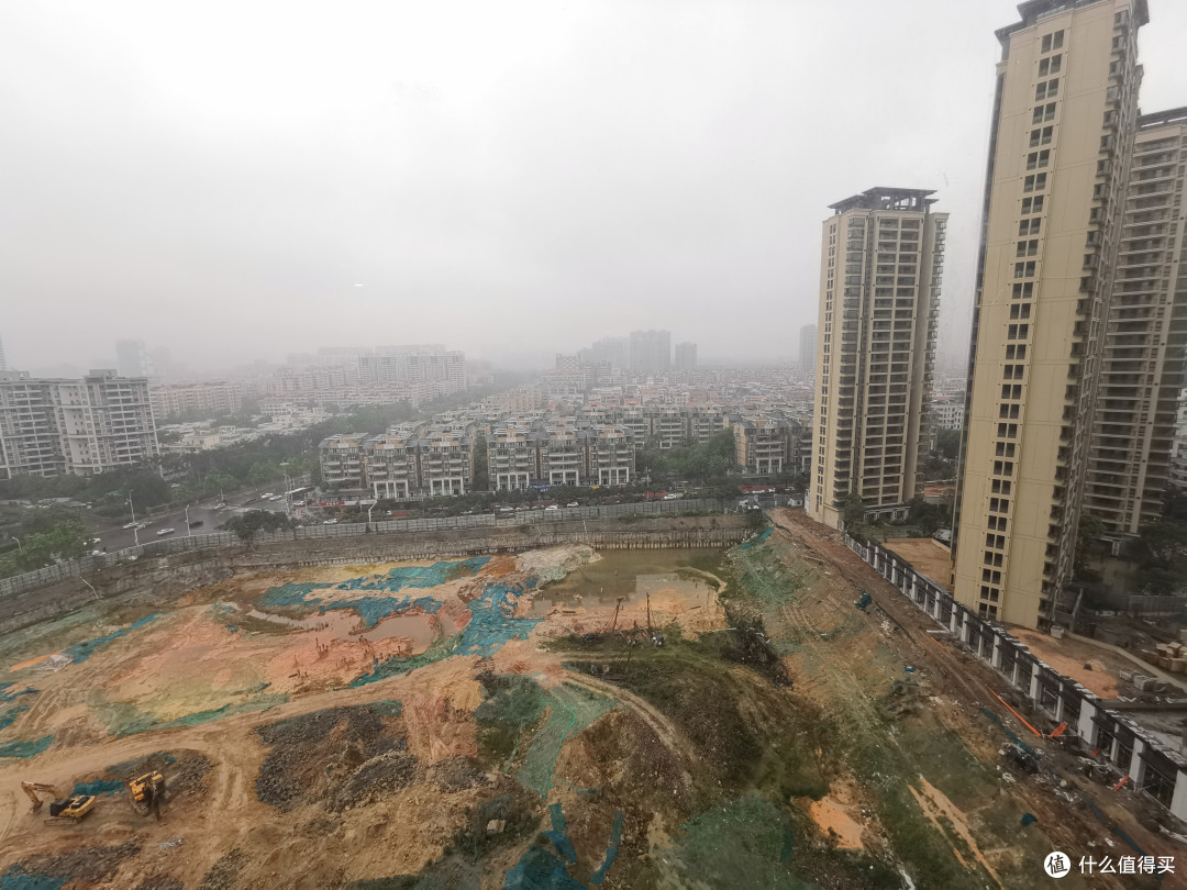 外面是工地