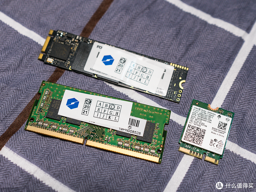 自己动手更换三大件让机械革命S1升级版更完美:Sandisk 500G固态硬盘、光威16G内存、博通DW1560无线网卡