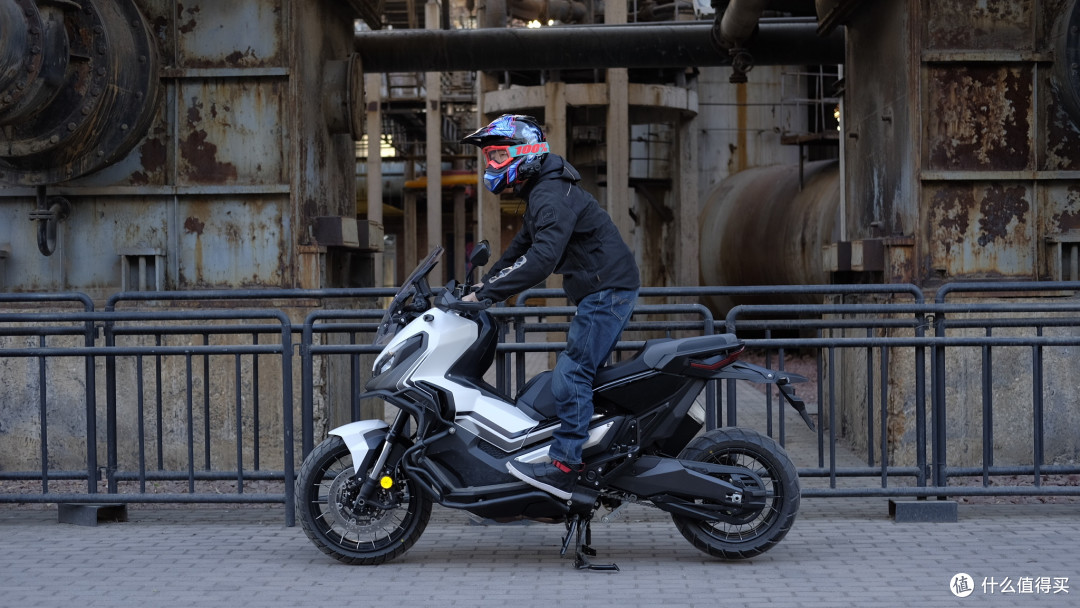 这台车仅仅看着像踏板，不过先说售价，水冷双缸，排量750CC，落地上牌17万人民币，老玩儿车得我也觉得确实不便宜。