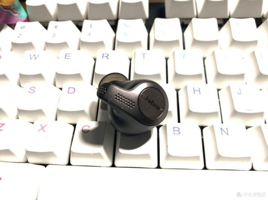 左耳正面有两个凸点主要控制音量,快进快退,还可以关机