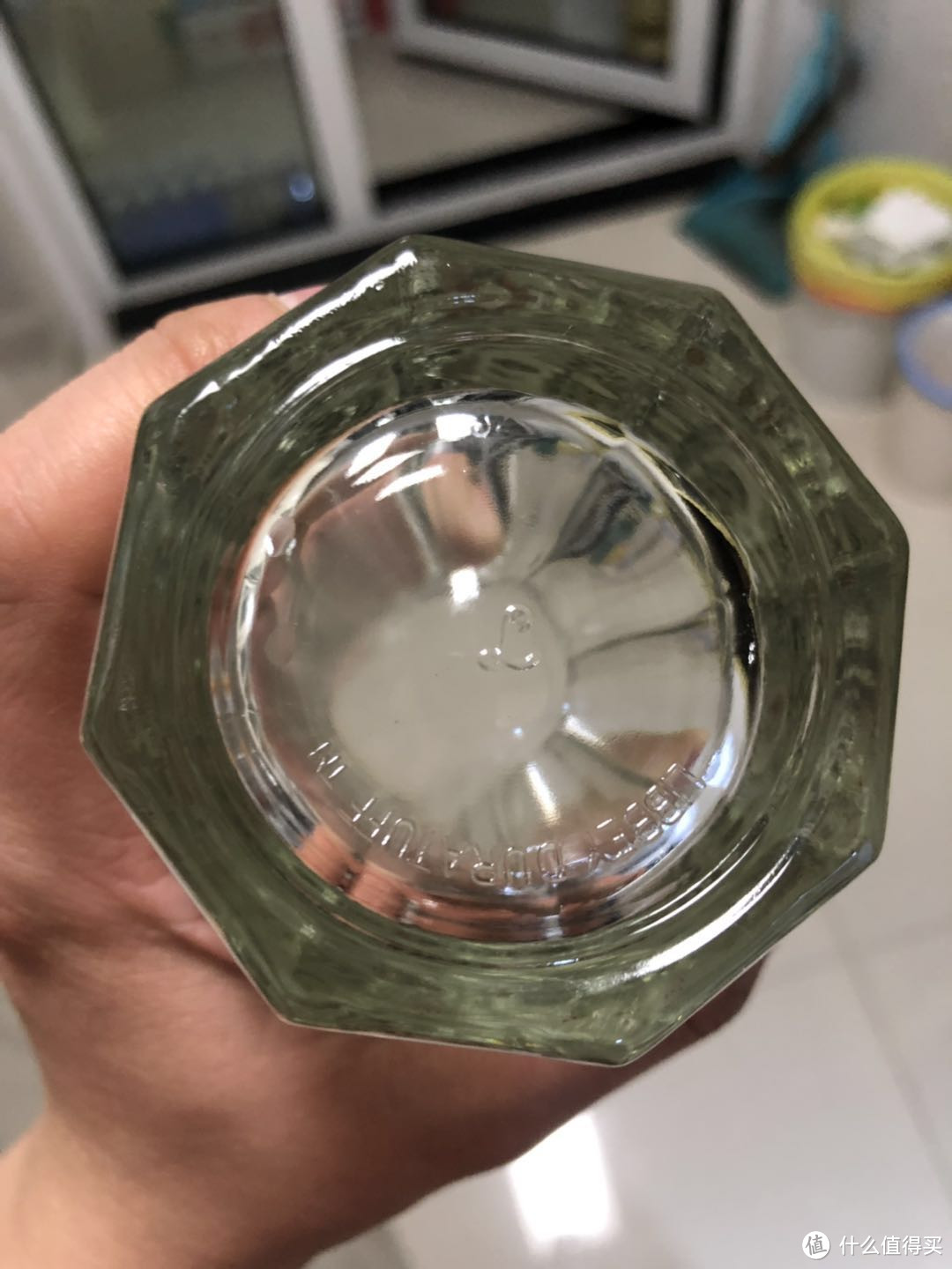 中间是利比公司的logo，这个公司据说是世界上第二大玻璃器皿生产制造商