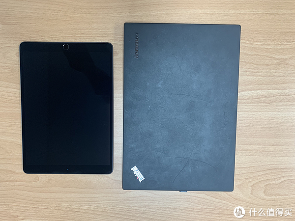 10.5 inch 与ThinkPad X240 大小对比 （请忽略战损版X240外观）