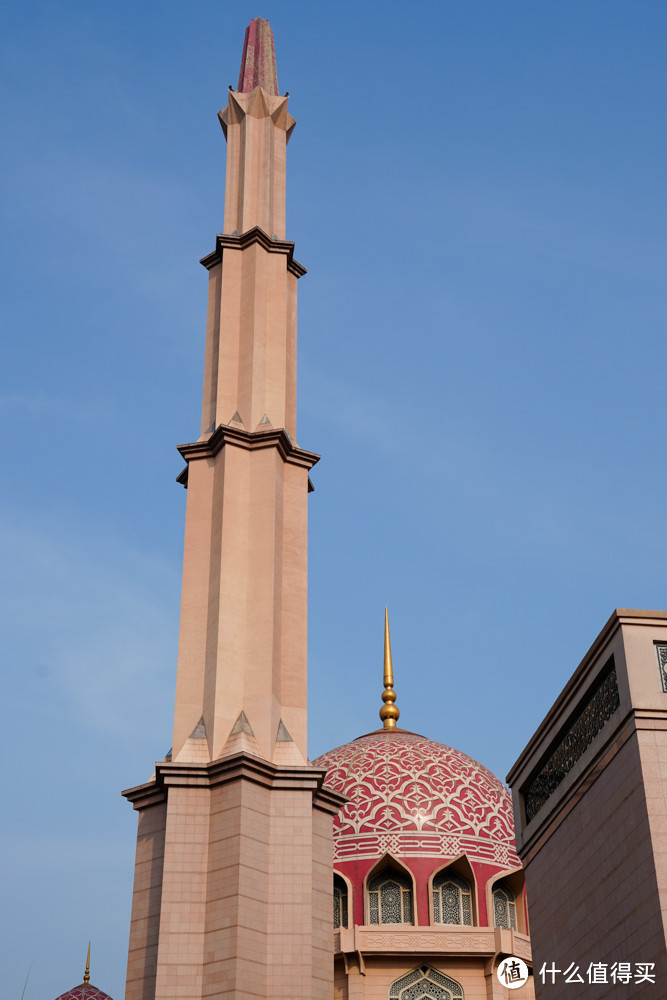 师傅把我们送到门口，自己去解决早餐，让我们随便逛，逛完来停车场找他就行！