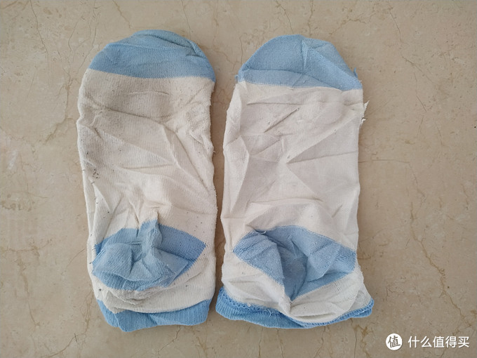 洗后袜子被烘干，有褶皱。
