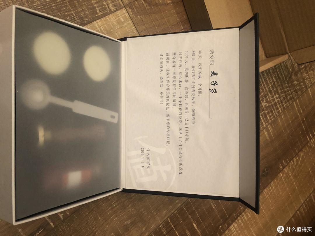 打开以后就是片朦胧美，其实上方是一层磨砂纸