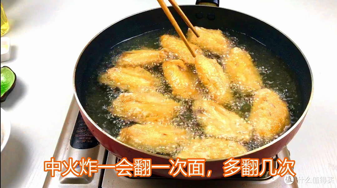 爱吃咸蛋黄鸡翅，不用去餐馆，自己在家做吧，好吃不输肯德基，既能当菜也能当零食的家常菜