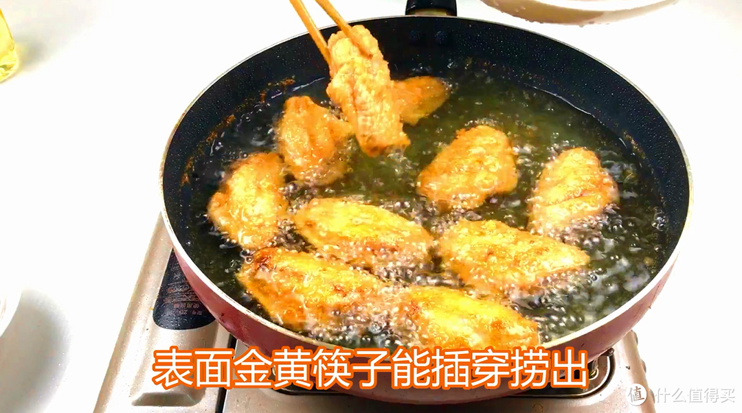 爱吃咸蛋黄鸡翅，不用去餐馆，自己在家做吧，好吃不输肯德基，既能当菜也能当零食的家常菜