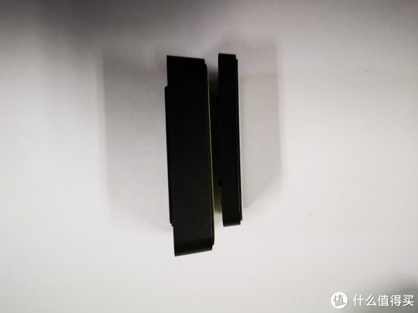 左为GPS模块  右为底座   厚度区别一目了然