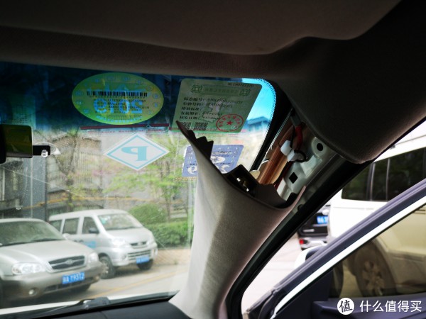 安装采用在玻璃上部走线，直接把线赛道里面即可。侧面安装时可以在卡子处打个结以防拉扯时影响到记录