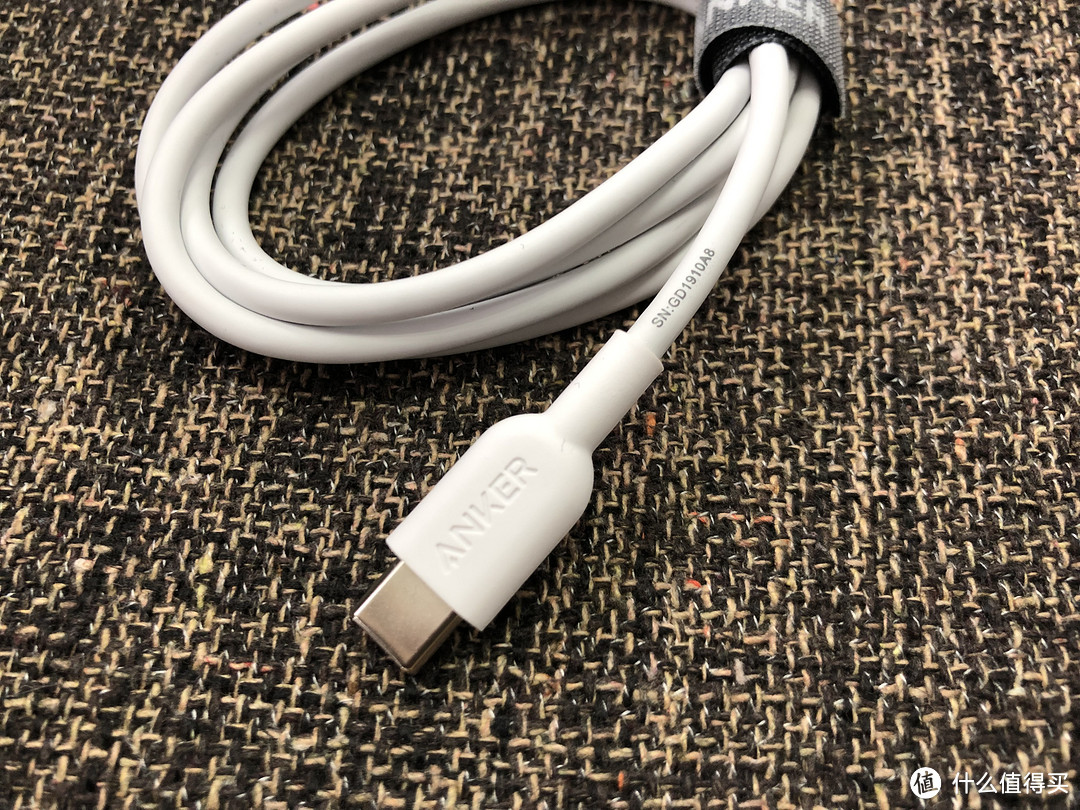 ANKER品牌LOGO位于USB-C头处