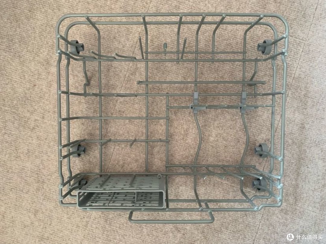 筷笼移动到前侧,可以放入更大更多的不规则餐具