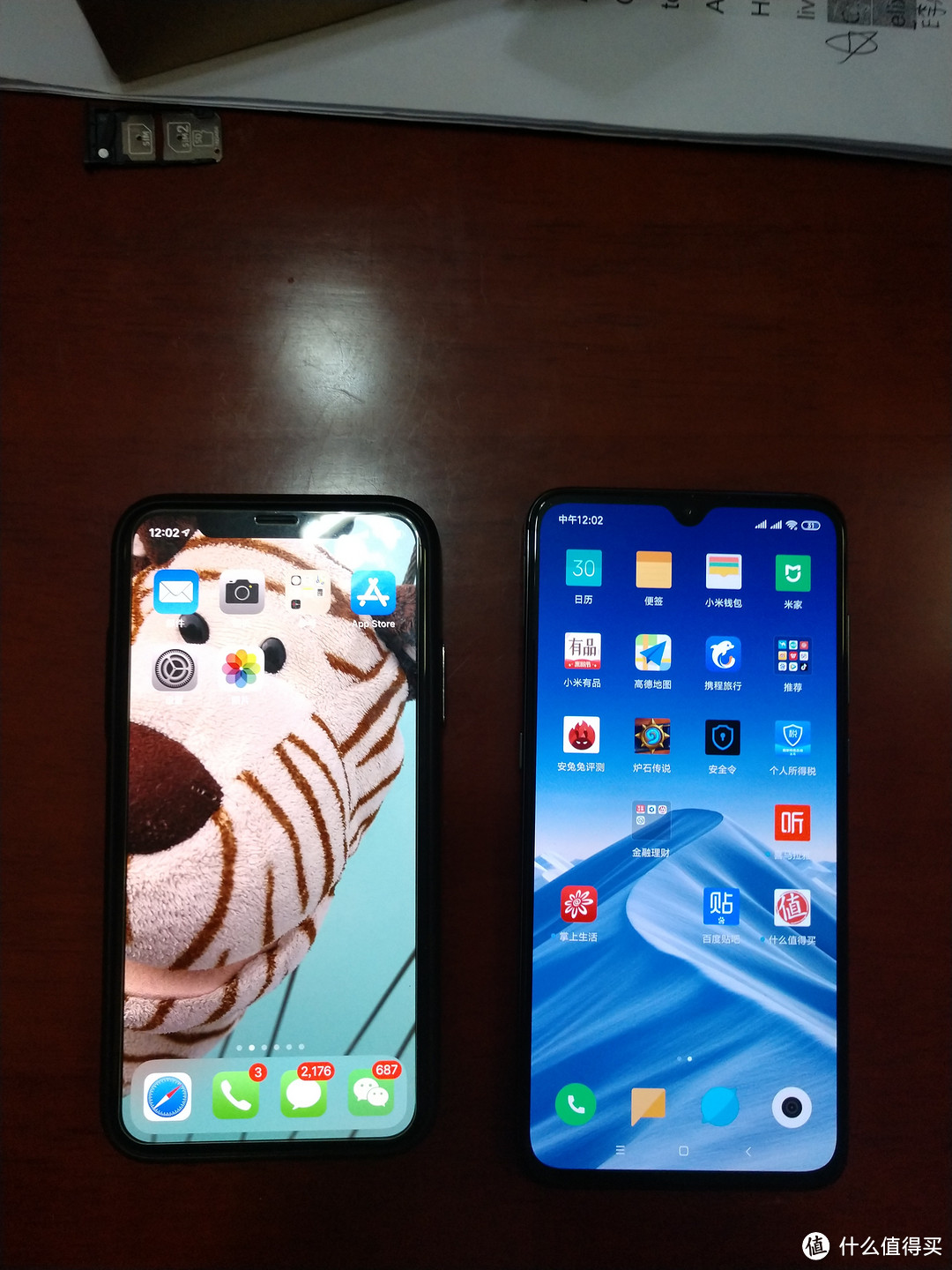 小米9（右）对 iPhone X（左）