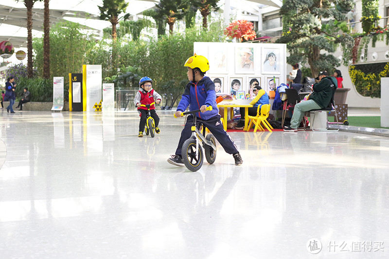 柒小佰滑步车让宝宝霸道起来