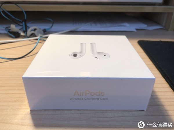 wireless charging case这几个字大概是无线版盒子唯一的区别了