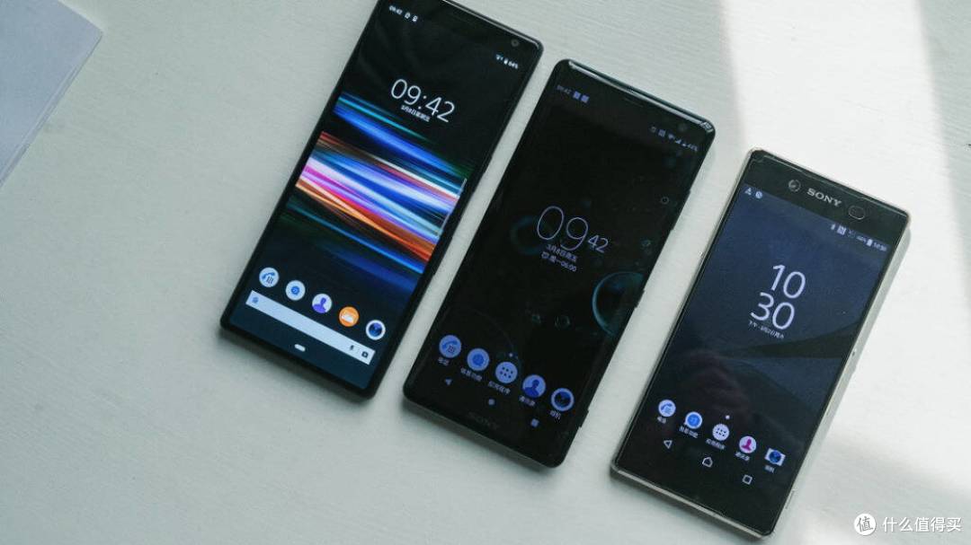 到手以后我先和我手上的Xperia Z3+(左)、XperiaXZ3(中)进行了对比。