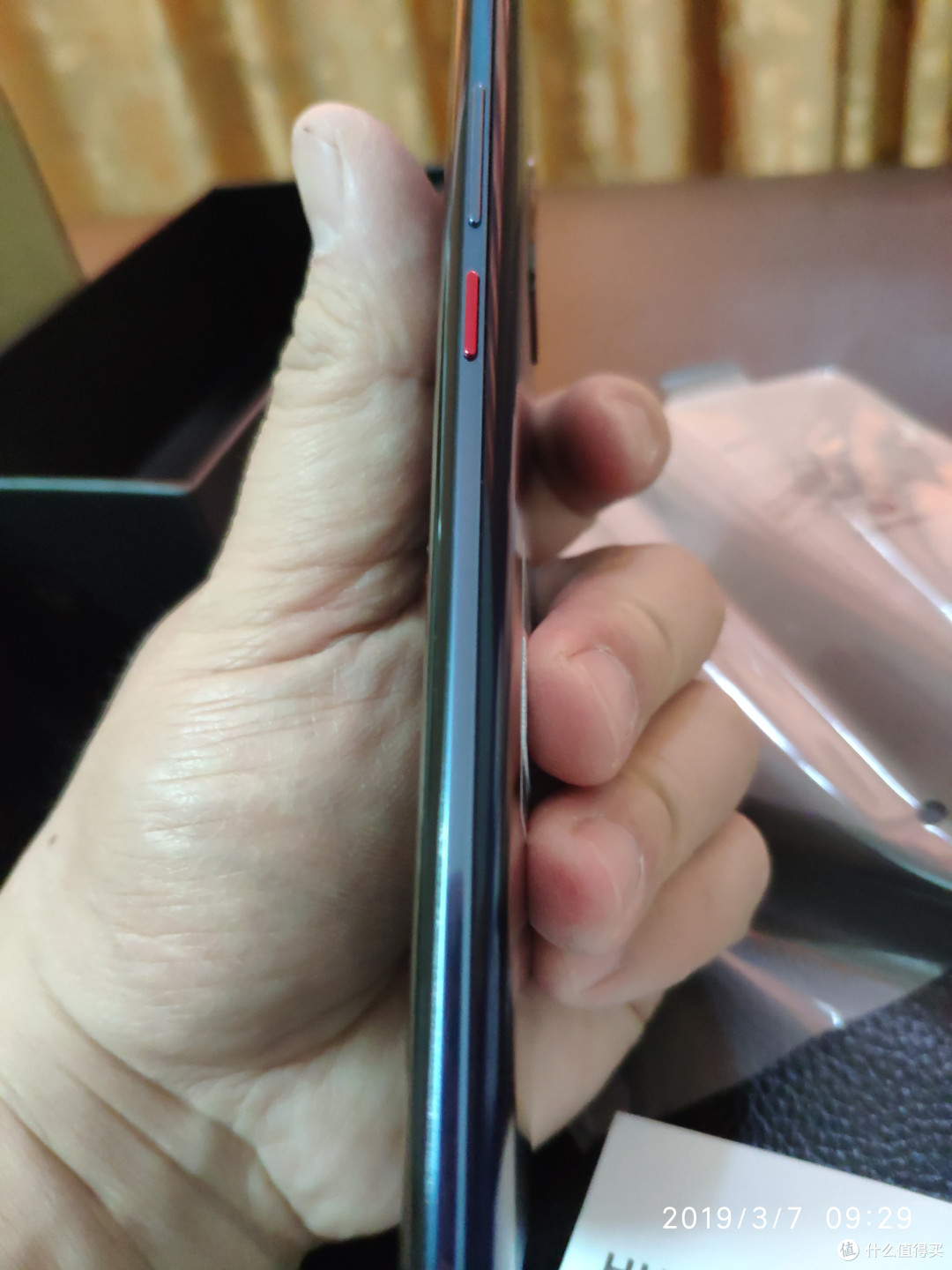 红色的电源键很醒目
