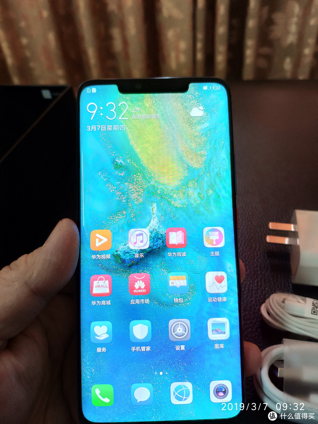 屏幕观感比小米鲜艳,色彩调教比三星差点