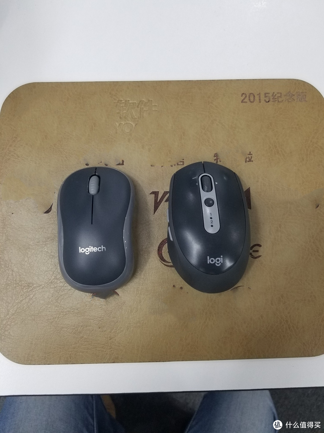旧鼠标M186（左）和现鼠标M590