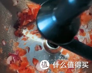 5.🍋🎀程序结束后，打开盖子，先将切碎器换成搅拌器，然后加入30克橄榄油。