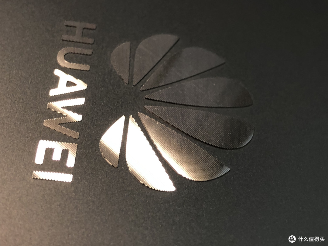 logo是凸出来的，而且上面有斜纹