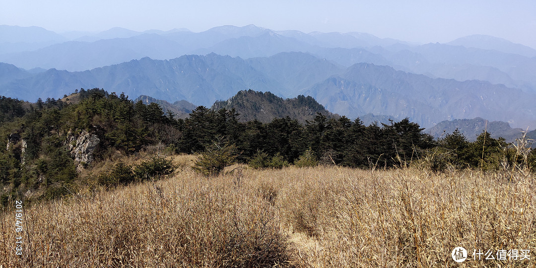 在小木屋出远眺山峰