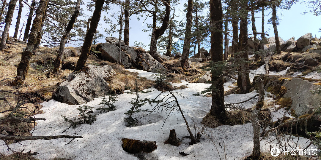 阴坡面还有未融化的积雪