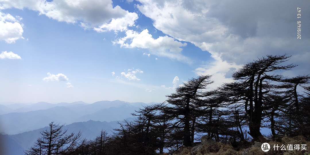 远山峰峦层叠、山势峻峭、风劲云闲。