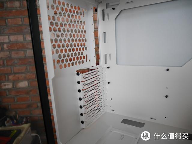 TT挑战者H3标准版体验,磁吸侧透百元入门机箱