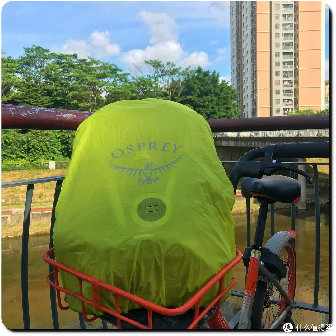 自带防雨罩，让我成为深圳下雨天里骑着摩拜最酷的那个仔。