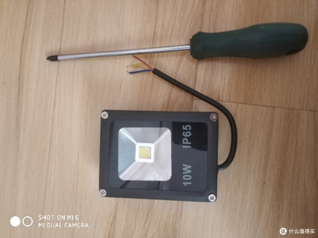 白菜剁手 现如今1块8毛钱可以买到什么?一杯豆浆?不!可以是一个投光灯