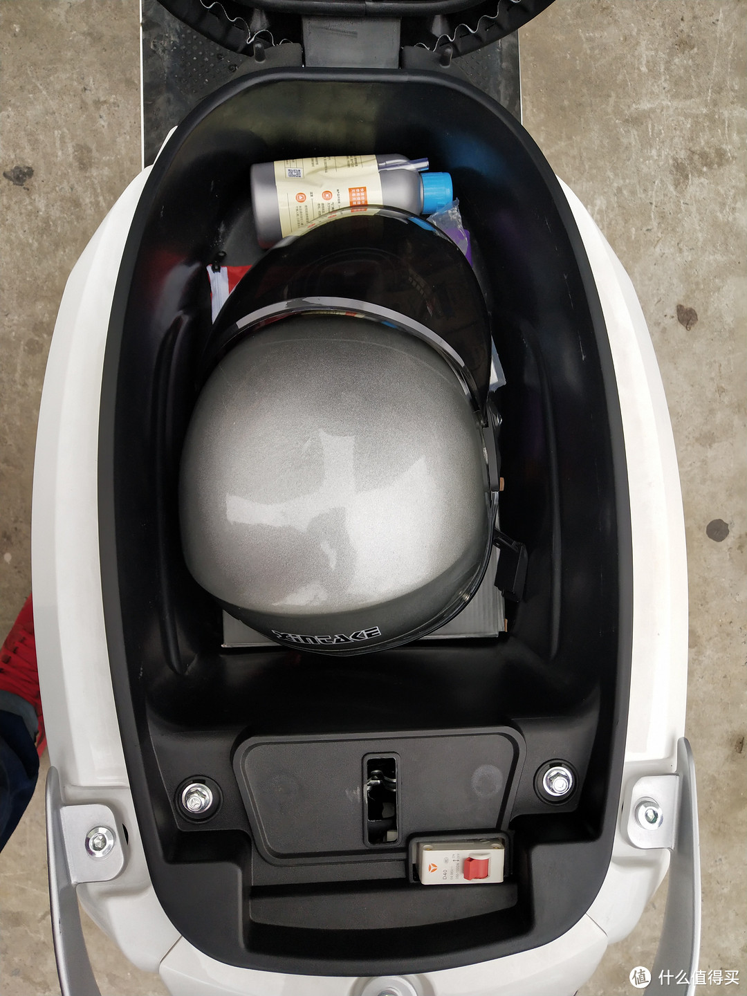 18L的坐桶，里面放电池充电器，锁，补胎液，两盒牛奶，还有一个安全帽空间还绰绰有余。