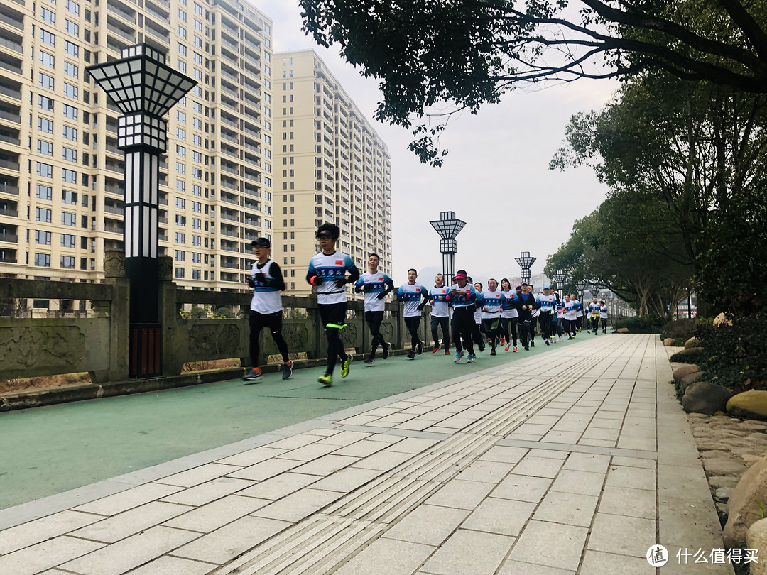 某地跑友“抓野猪”，祈福新年！